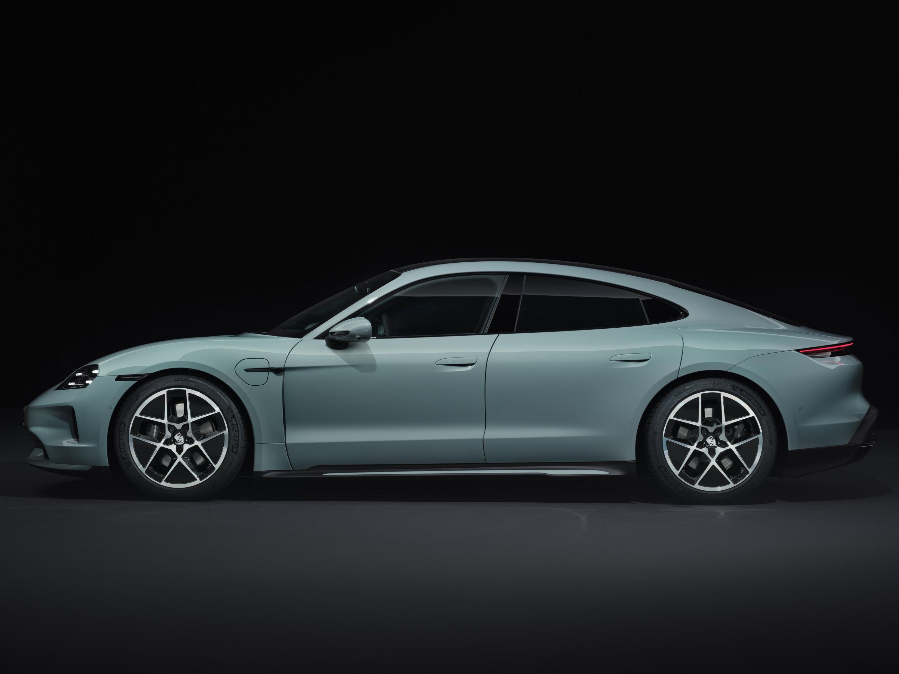 porsche-taycan-gallery_3.png