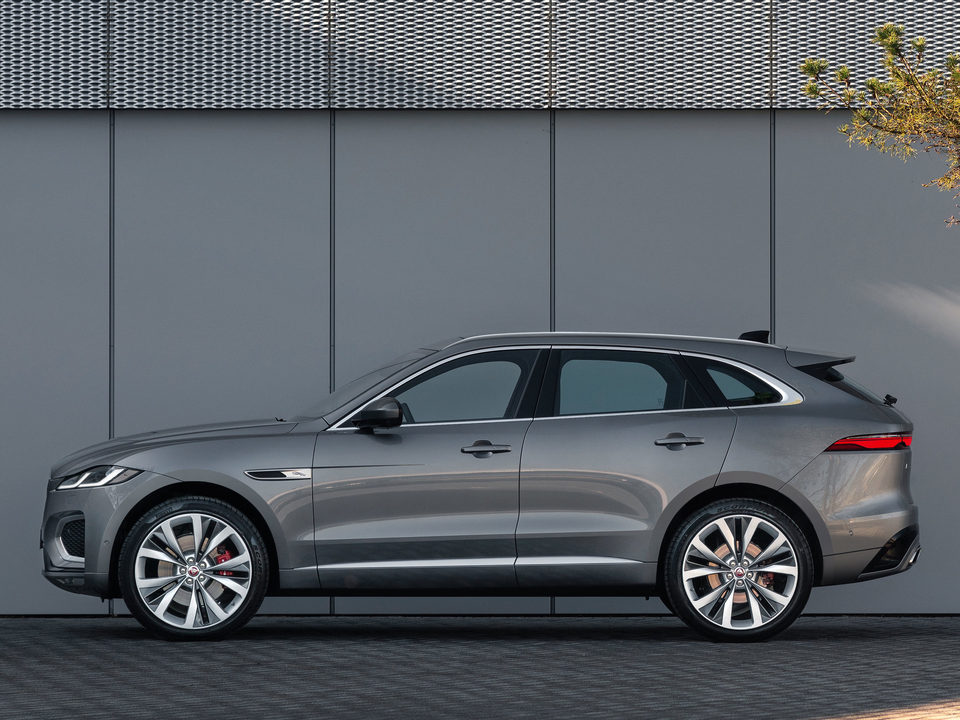 jaguar-f-pace-gallery_3.png