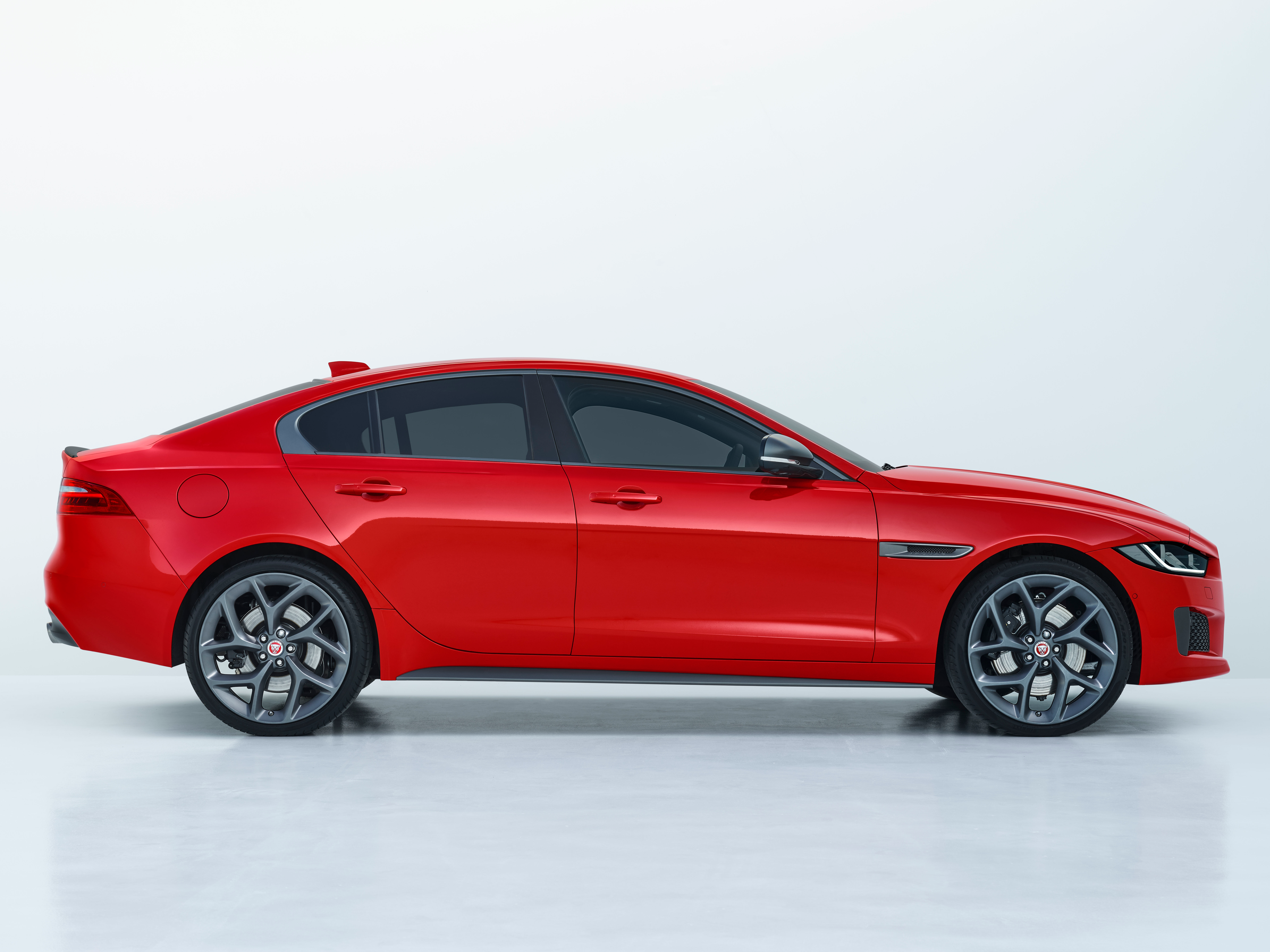 jaguar-xe-gallery_2.png