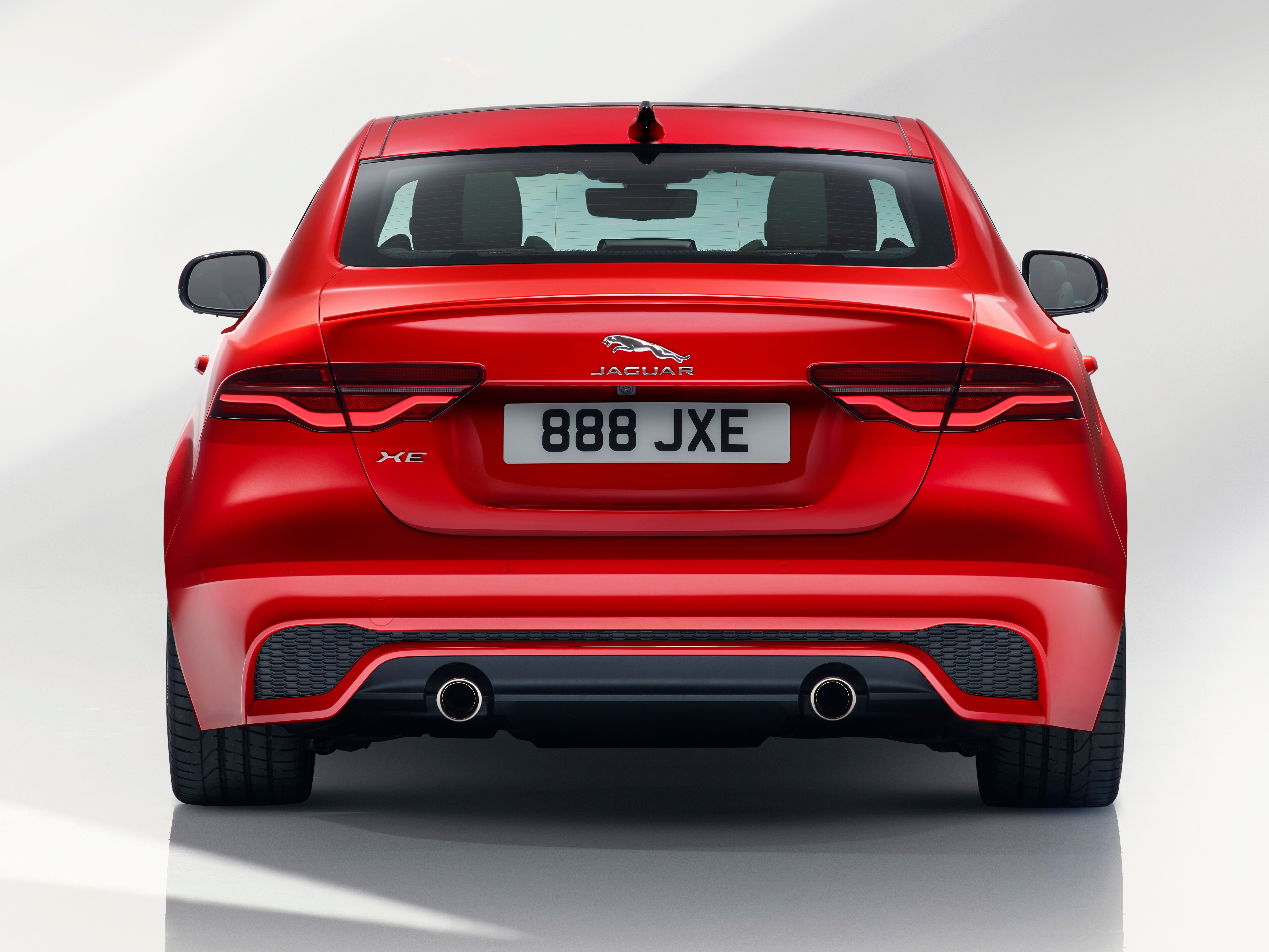 jaguar-xe-gallery_6.png
