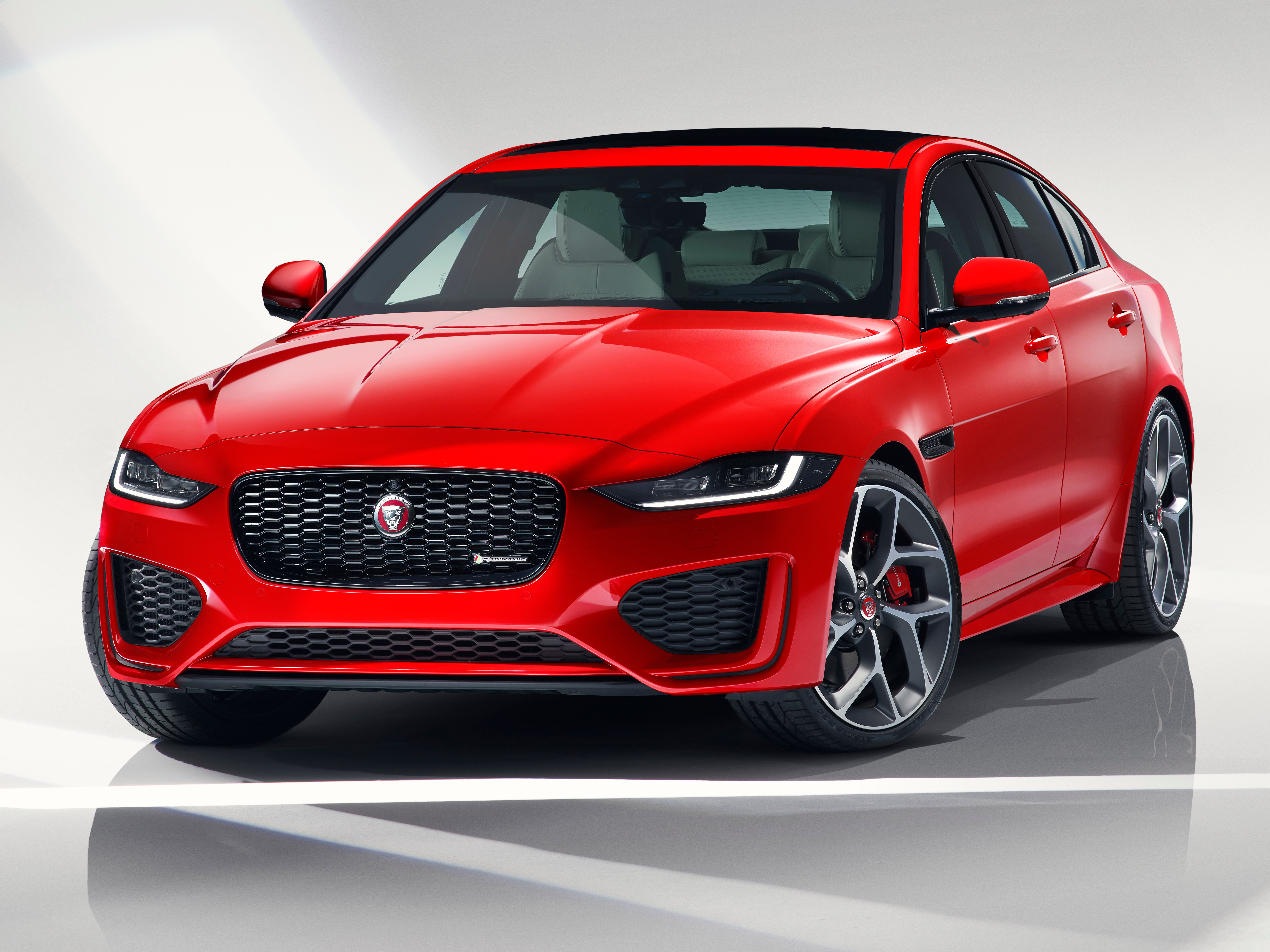 jaguar-xe-gallery_7.png